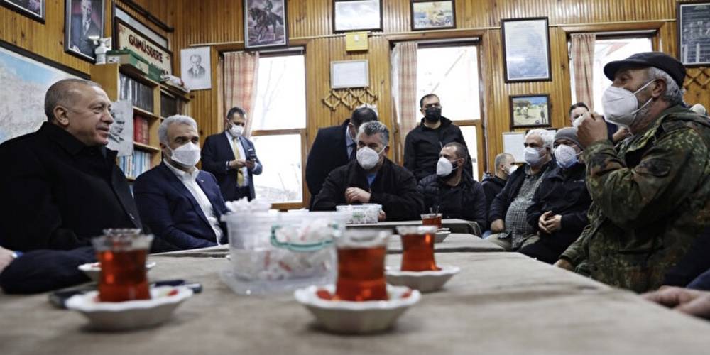 Cumhurbaşkanı Erdoğan'dan Sarıyer'de kıraathane ziyareti: Vatandaşlarla çay içip sohbet etti